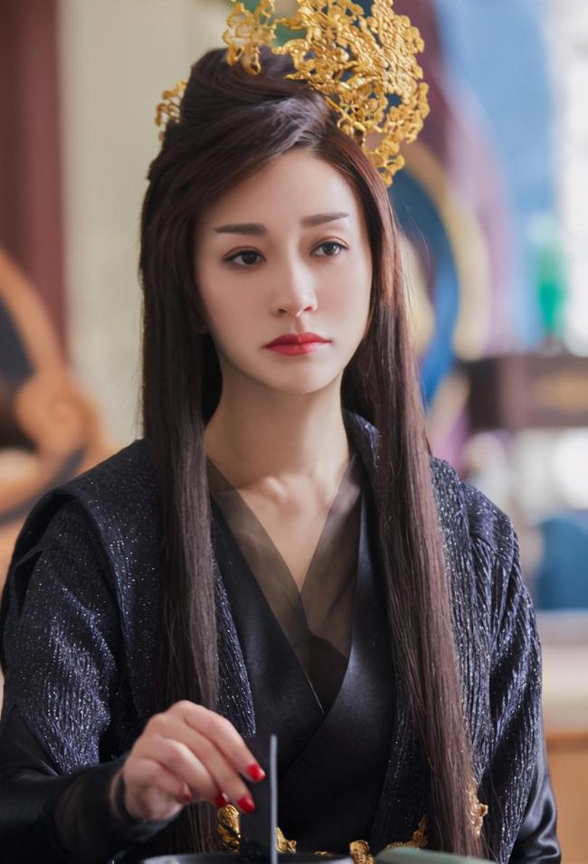 李小冉|李小冉被前任拿艾滋针头抵喉，黄奕家里装满摄像头，阿娇更惨