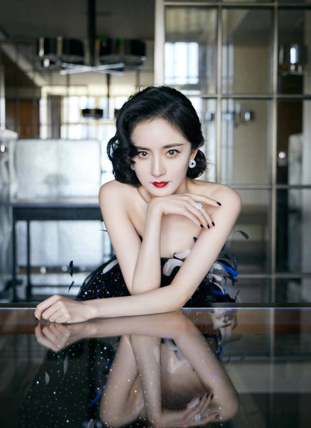 许佳琪|杨幂黑天鹅造型出席时尚芭莎