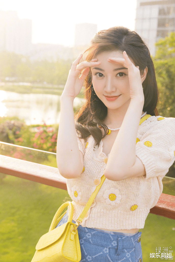 关晓彤|女星周五份营业！杨幂白衬衫禁欲，关晓彤身材吸睛，景甜甜度爆棚