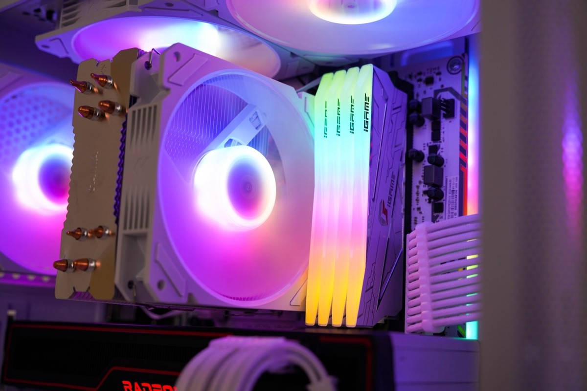 机箱|雪装中的纷呈色彩,主流电竞桌面主机装机分享