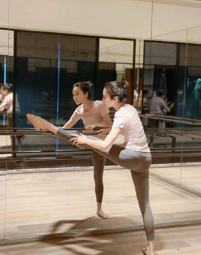 MARRY 关之琳和黎姿同庆生，相差9岁的两人差距大，私生活或成重要原因