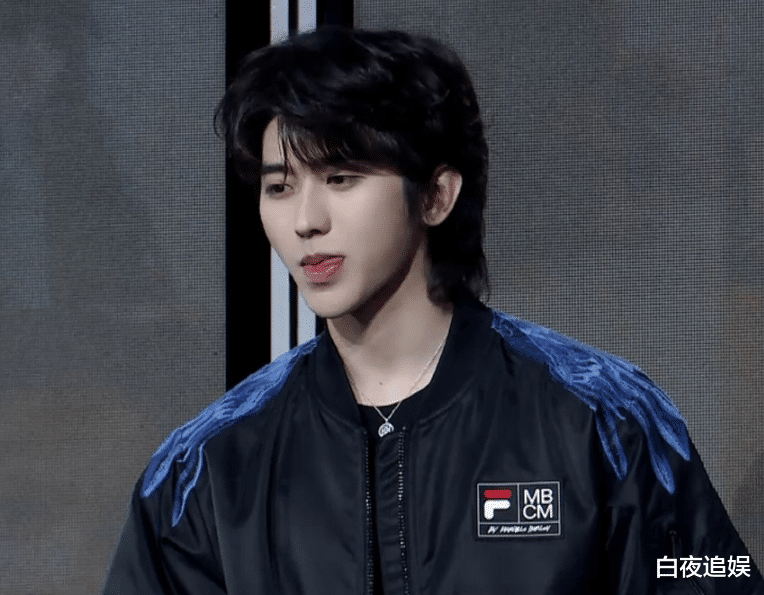 蔡徐坤|蔡徐坤真人颜值高不高？露脸品牌直播，无修镜头下的脸蛋真实了