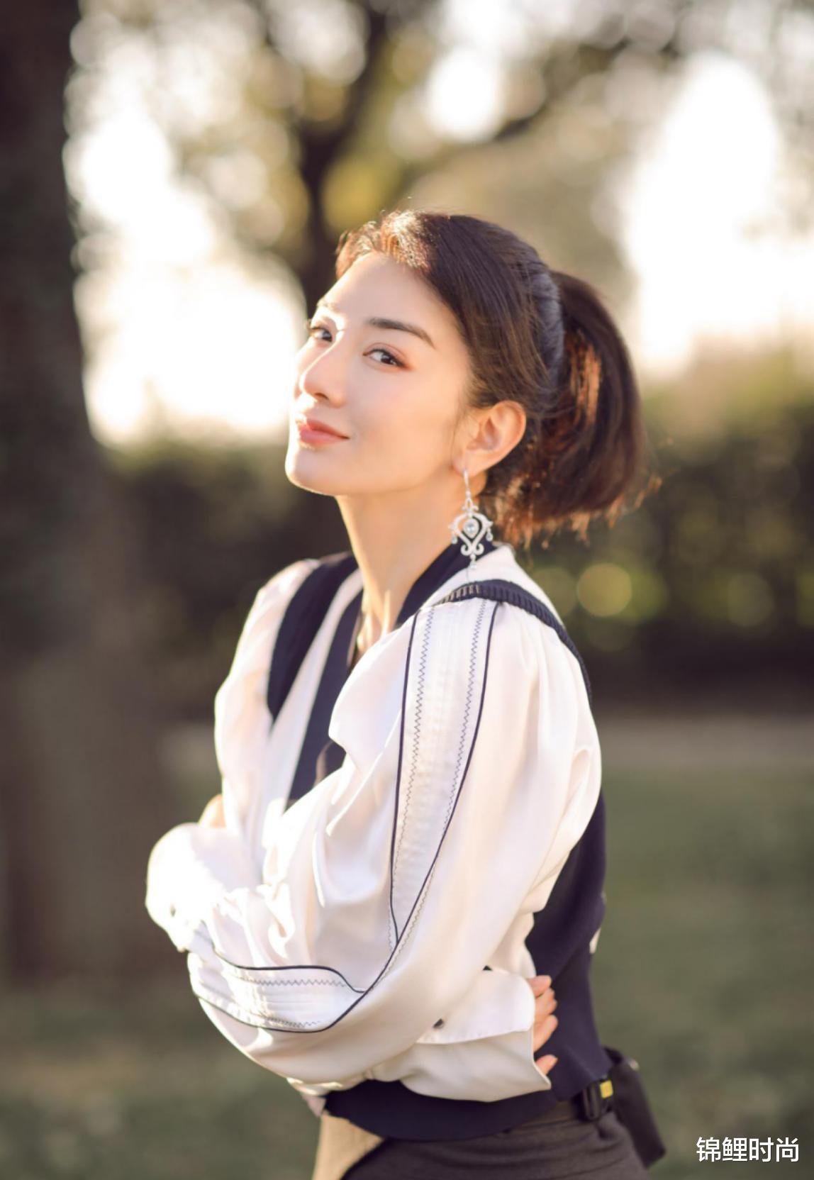 穿衣搭配|黄奕还挺会搭配的，穿的裙子甜美像少女，配高马尾好显嫩