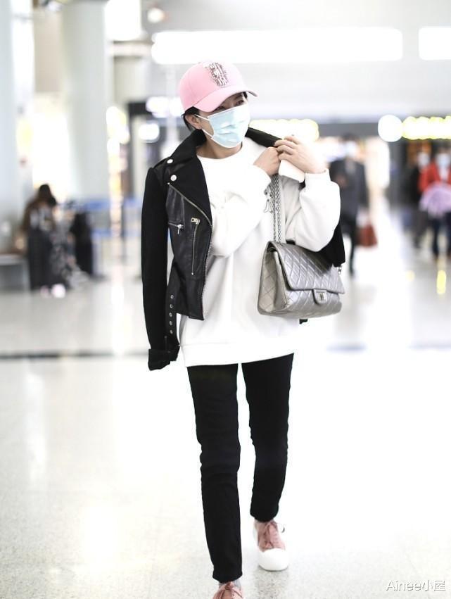 Ainee小屋 40岁金铭还似没长大的样子，穿白卫衣配粉帽子，穿皮衣都不显老