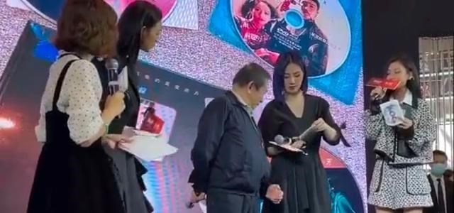 炄锌说 尴尬,伍珂玥参加《梅艳芳》主创见面会,晒的碟片并不是正版