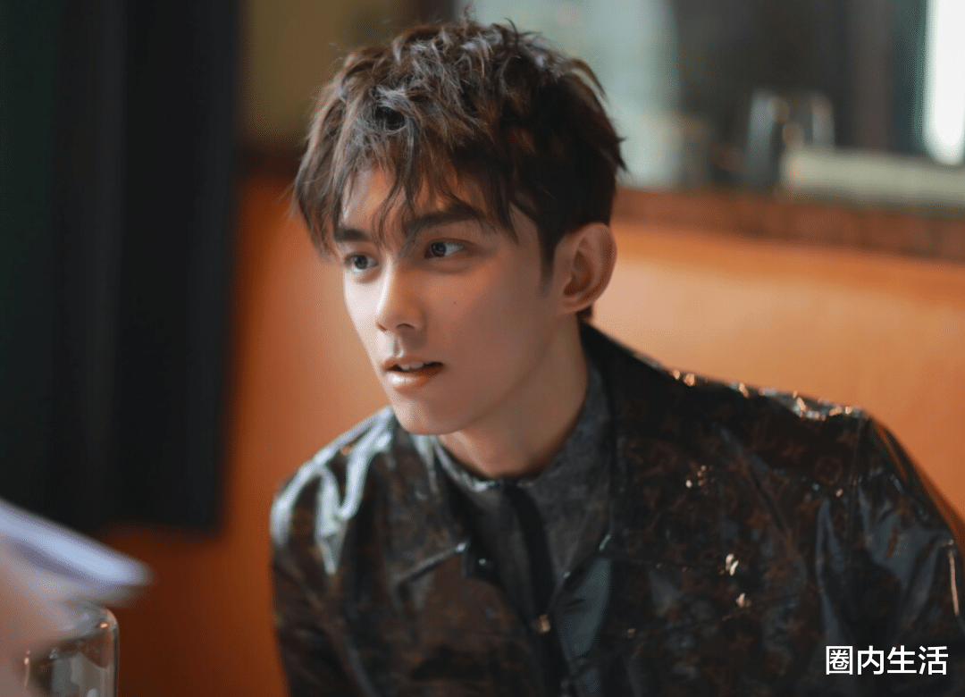 赵丽颖|赵丽颖最近在刻意营造少女路线，她已经把自己身边的造型师换了