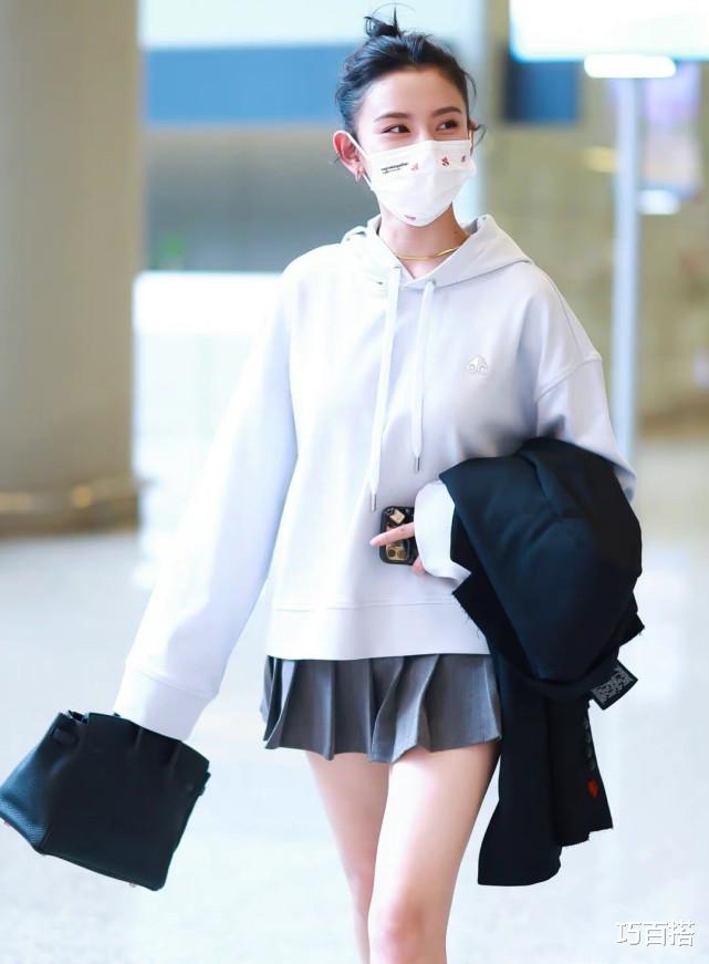 巧百搭|宋祖儿越来越可爱了,穿卫衣短裙走机场,蹦蹦跳跳像是小兔子
