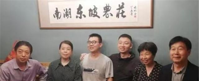 萌听小c姐|郭威接受采访表示，以后依然会将养父母当亲生父母看待，随叫随到