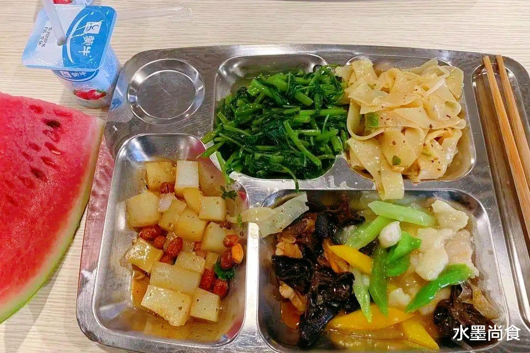  鸿星尔克工厂忙了，员工晒的一日三餐走红网络，网友：还招人吗？