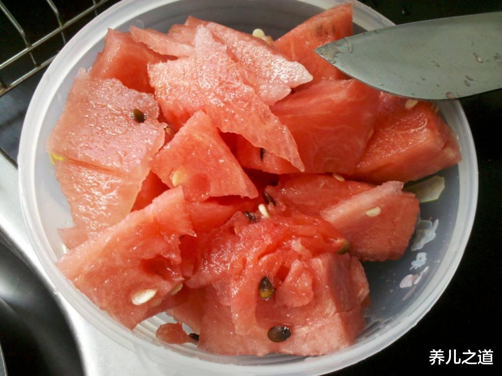 养儿之道|孩子几岁可以吃西瓜?专家建议:小于这一年龄,吃了脾虚又上火