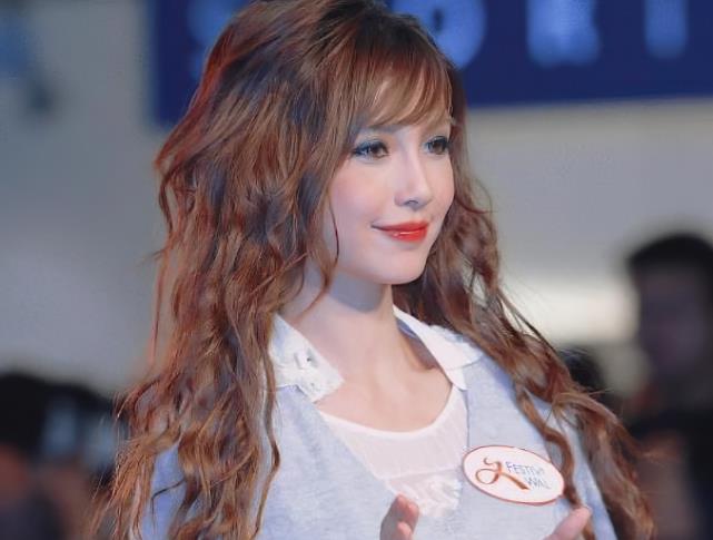 整容|baby伸手挤压到下巴，意识过来立马松手，随后的下巴形状看呆粉丝