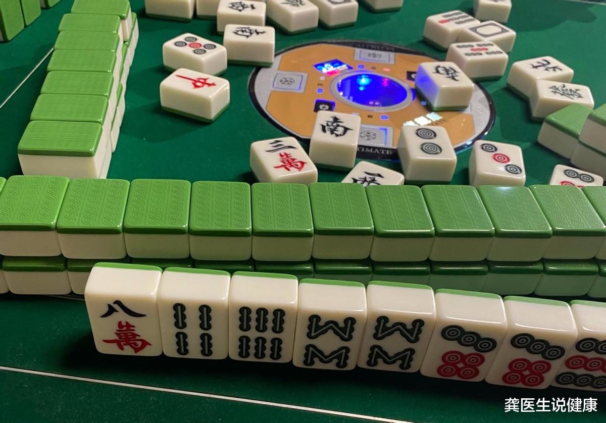 龚医生说健康 63岁大叔连睡7天懒觉，突发脑梗入院，医生：别不在意“这4信号”