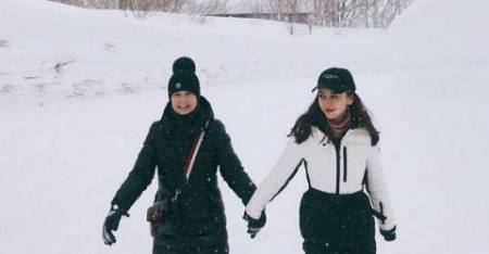 舜网 明星与妈妈合照，林志玲的妈妈也很漂亮，这是鹿晗的姐姐吧！