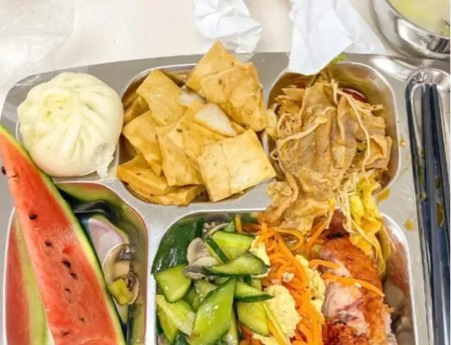 福州,银行女子晒单位伙食,5菜1汤天天不重样,水果牛奶吃到饱