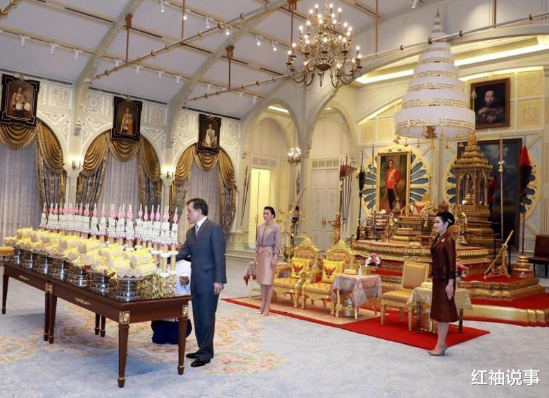 佟丽娅|36岁诗妮娜不是善茬，抱着萌娃挤进合影，利用粉丝孩子刺激王后