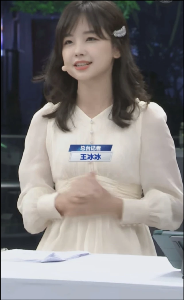 王冰冰|王冰冰不愧是央视初恋脸！穿小白裙直播卖货美到上热搜，笑容超甜