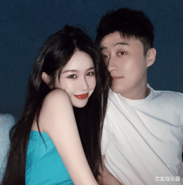 林珊珊|林珊珊高调为王思聪庆生，贴身合照心情好，男友头顶一片“草原”