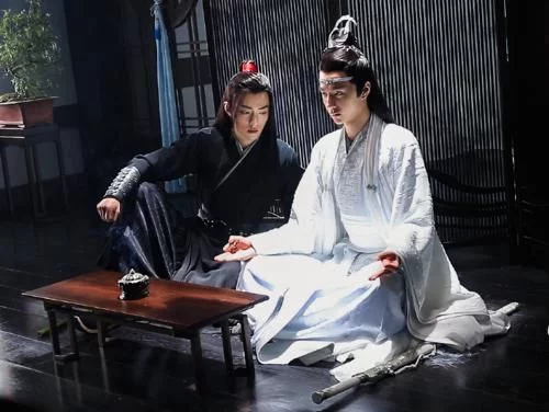 王一博|《陈情令》最初试装曝光，肖战绿衣红衬太乖巧，王一博黑装太惊艳