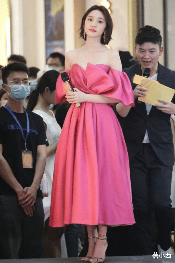 蓓小西 唐艺昕当妈后身材有“料”了，穿芭比粉泡泡裙亮相，凹凸感十足