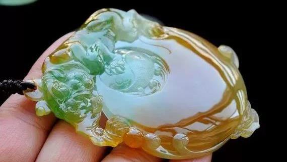 翡翠|大妈戴了款4色玉镯,炫耀说价值300万,行家惊呼:一条“色”得值一个亿。