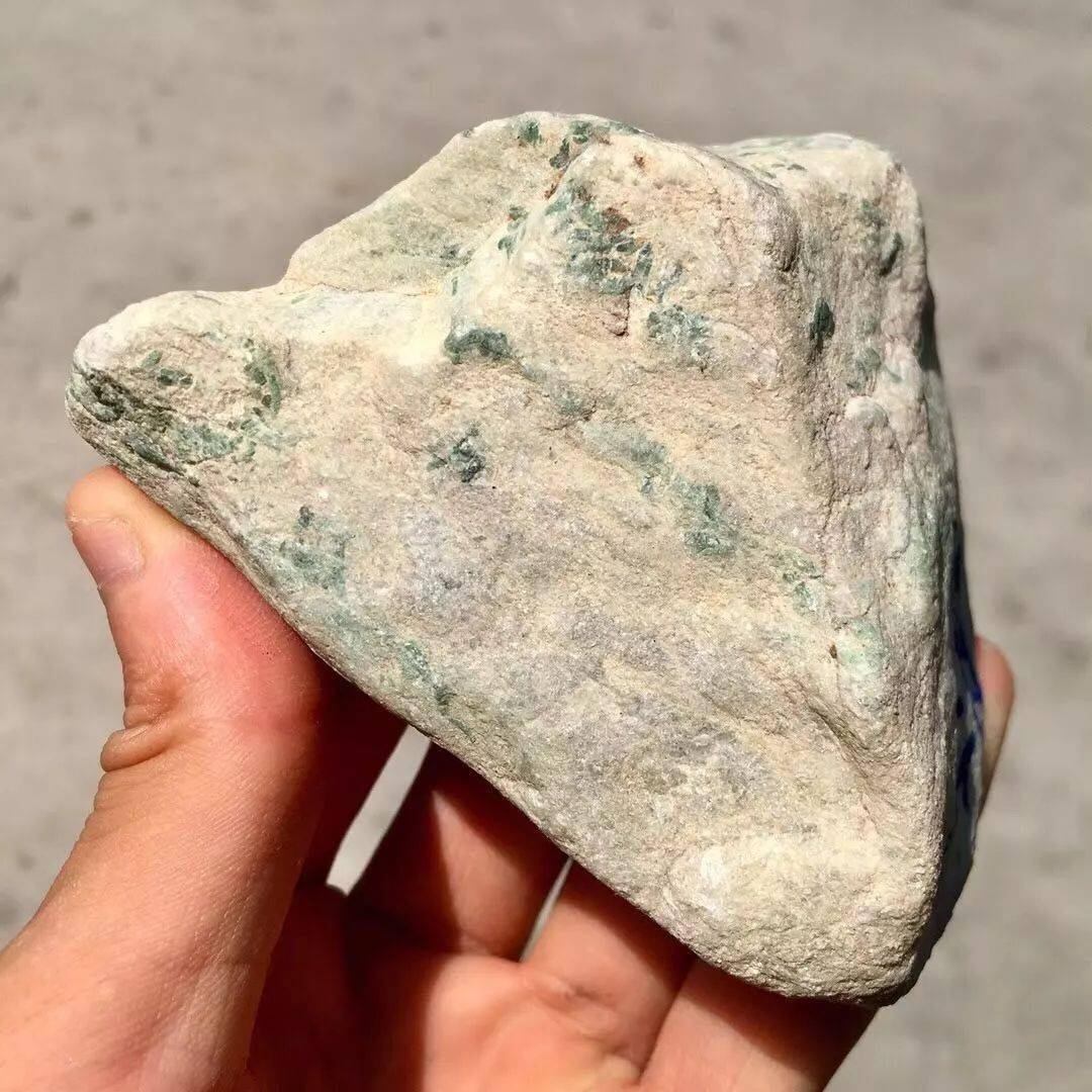 致中和翡翠原石 全身冒绿花的木那脱砂翡翠,可惜没能切出满色!