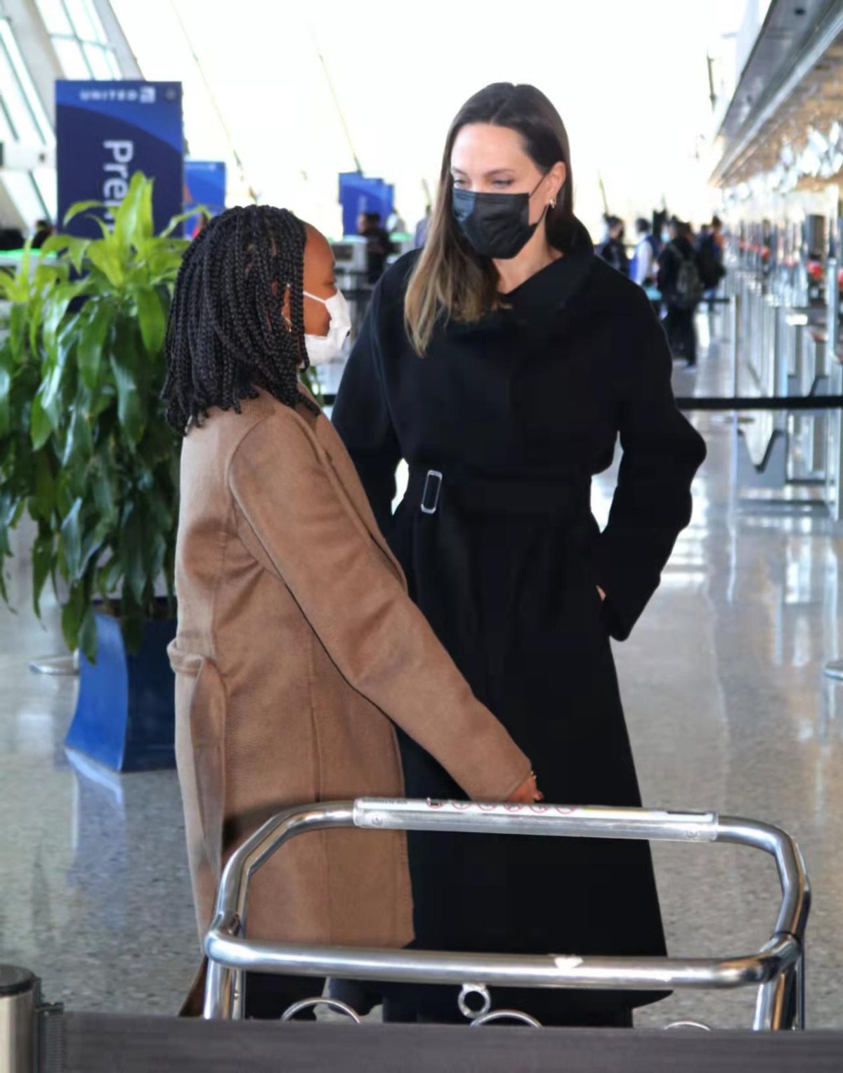 安吉丽娜·朱莉|46岁朱莉带黑人养女出行像走秀！穿大衣气场全开，养女拎包变跟班