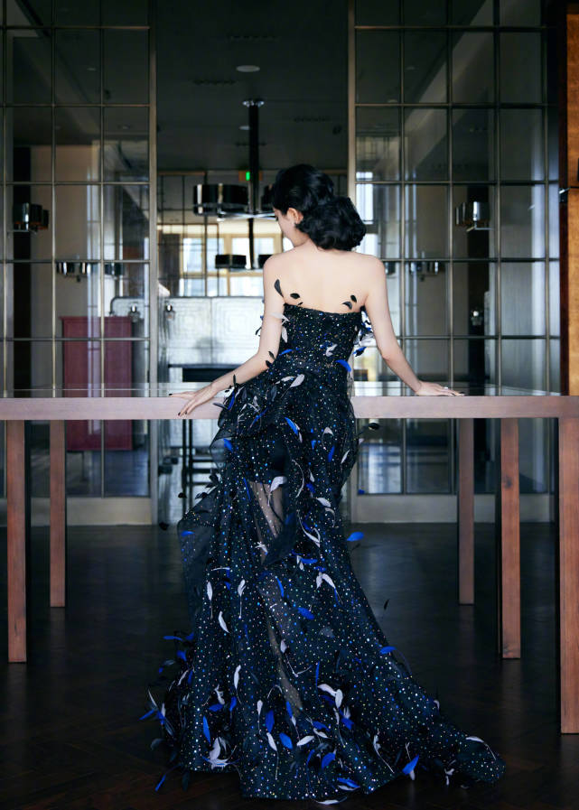 许佳琪|杨幂黑天鹅造型出席时尚芭莎