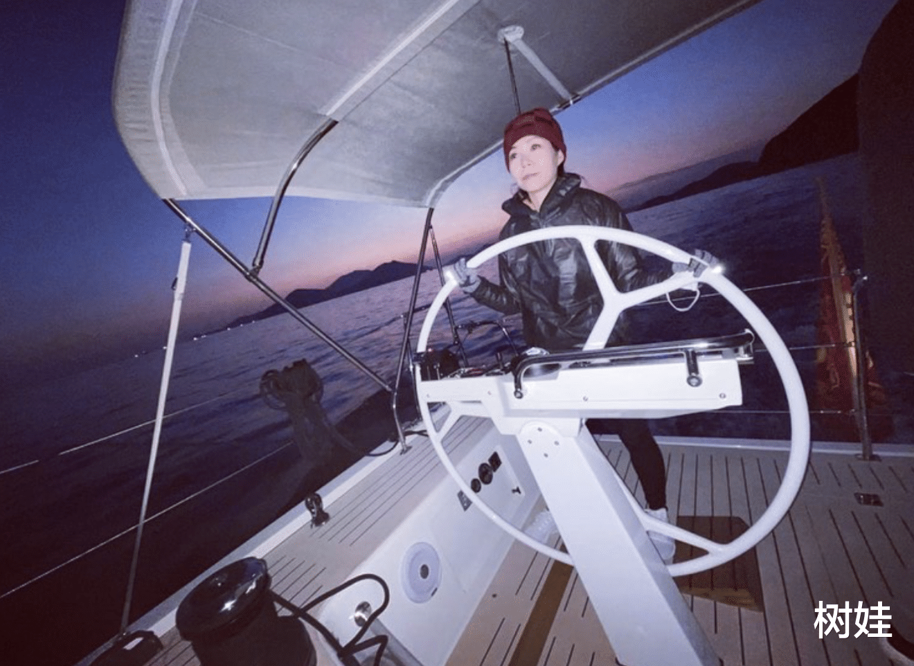 吕丽君|吕丽君开私人游艇出海，女儿随行难掩兴奋，游艇产权归刘銮雄所有