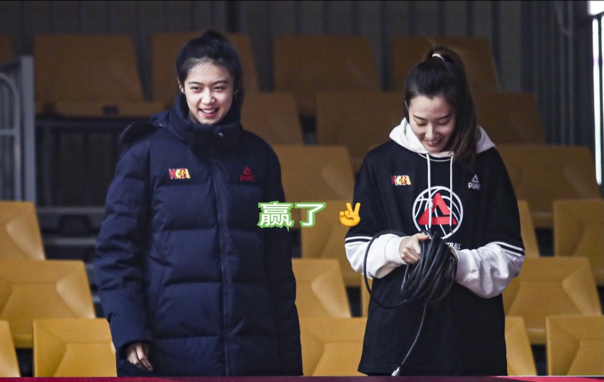 女篮|18岁篮坛新秀夺冠，晒合影靓过女明星，高1米87，大长腿吸睛太美