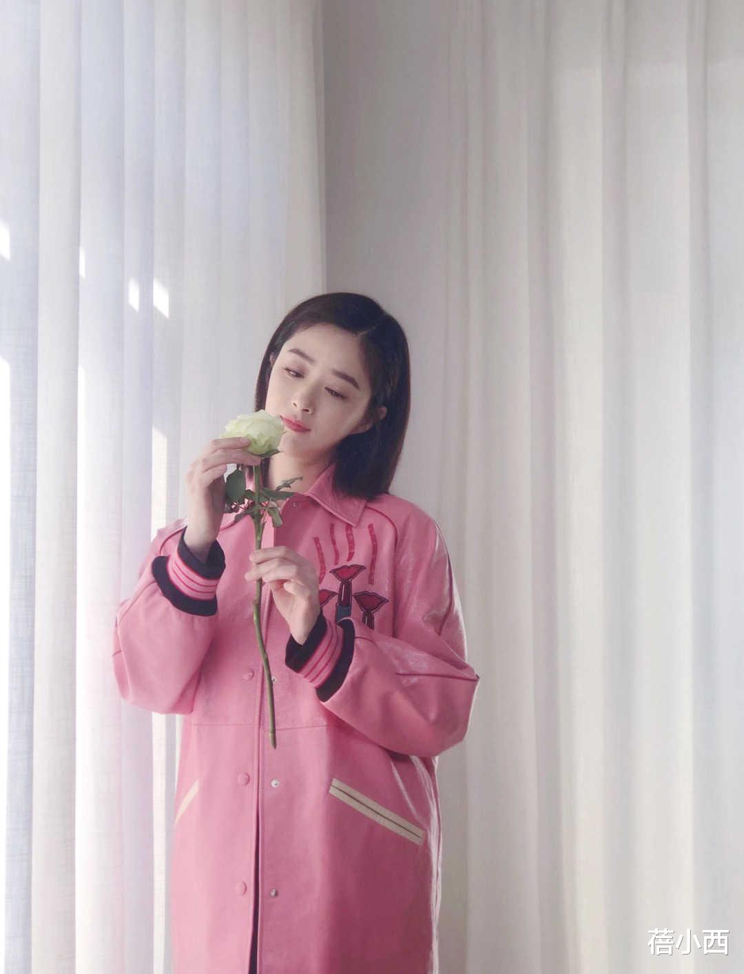 蒋欣|蒋欣减肥太成功，还剪了新的齐刘海，穿风衣凹造型美得高级、惊艳