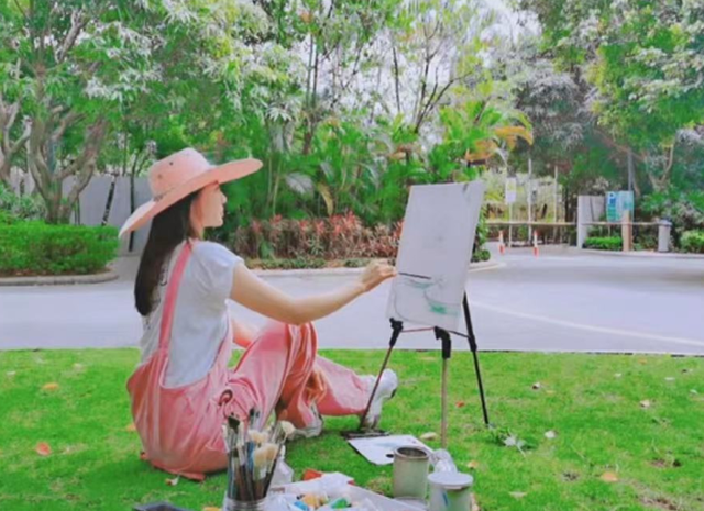 王宝强|王宝强疑换新女友了？神秘美女晒两人合照疑向他告白！