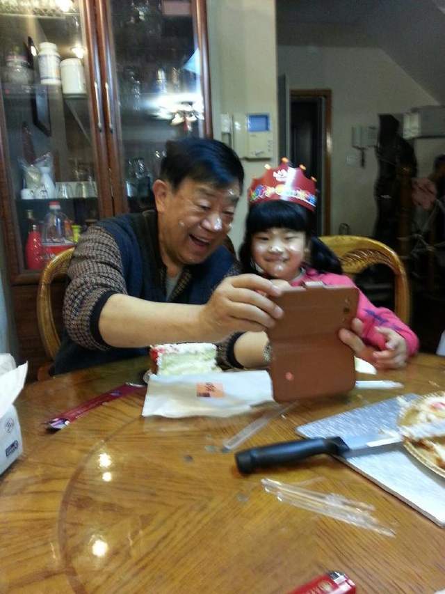 华表奖|79岁高明向孙女“炫耀”奖杯，小女孩不爱金鸡奖，却钟情于华表奖