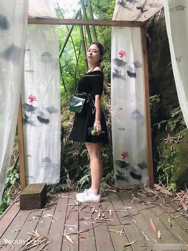  一字肩吊带裙配上小白鞋，显高挑显身材！