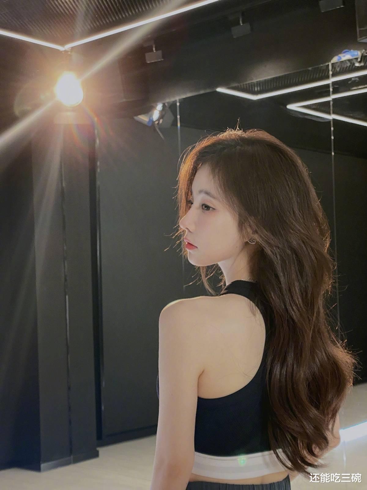 bilibili|冯提莫参加B站跨年晚会，挥手告别2021年完美收官，迎来新的一年