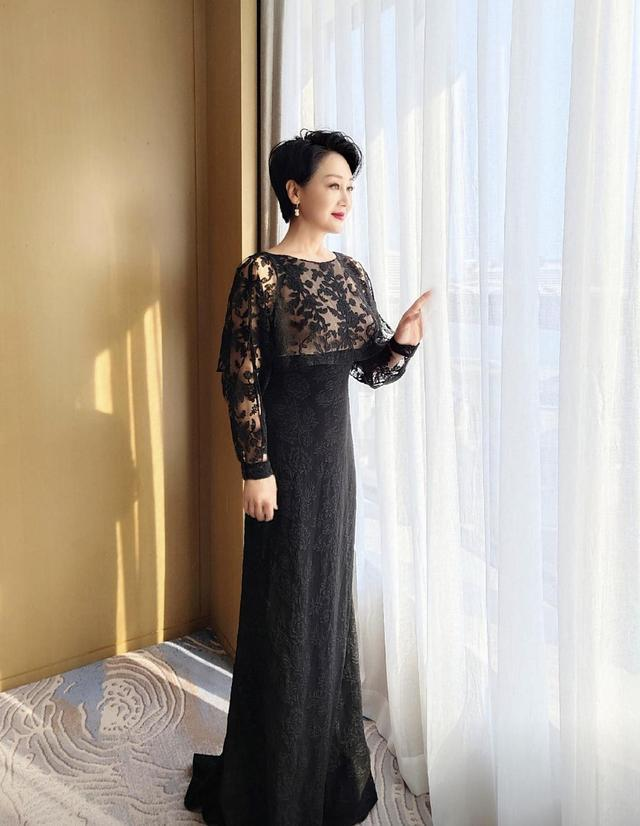 浓妆|王姬自信过头，这么“挤”的裙子硬塞进去，大浓妆配齐刘海好显老