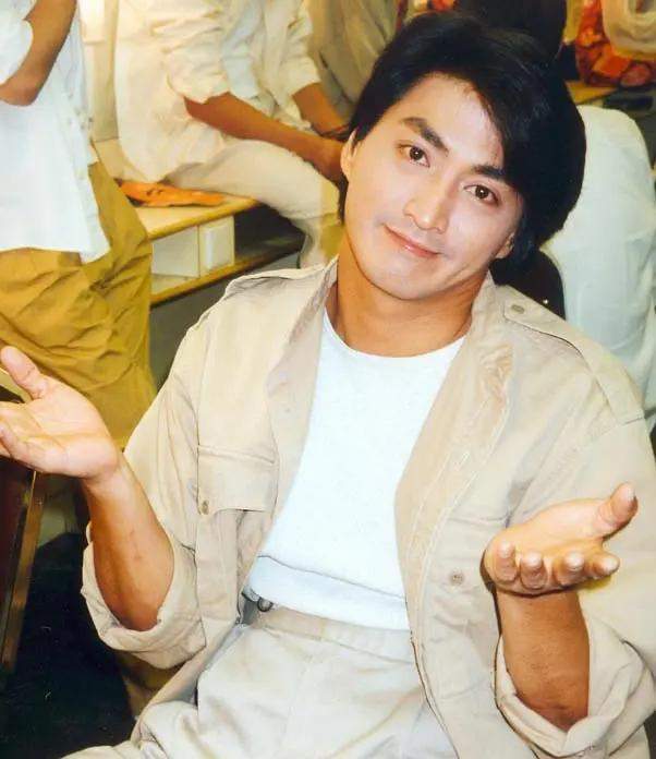 何家劲|“展昭”何家劲近照：一身肌肉帅气依旧，61岁仍单身只为等她？