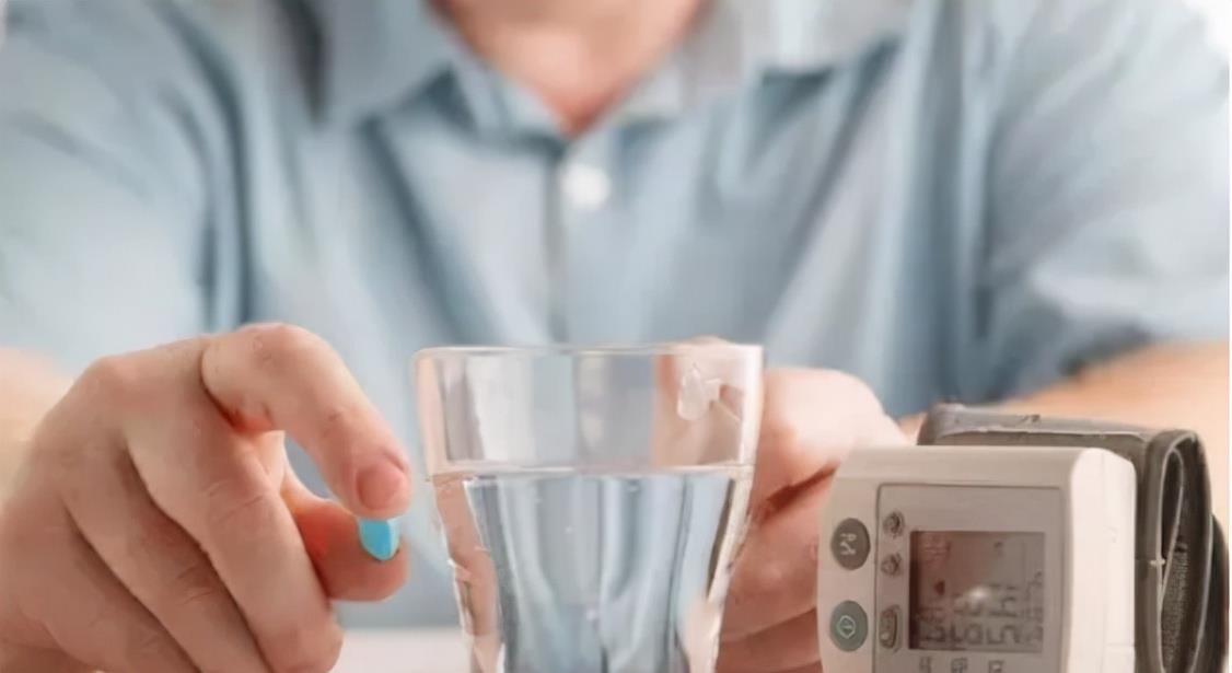 午美聊健康体态 长期服用高血压药物,如果出现这3个现象,可别不当回事