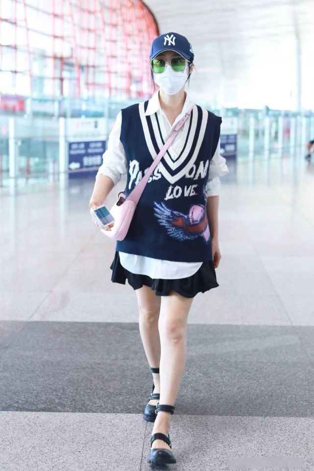 一街拍|范冰冰现身机场，高中生打扮超显嫩，39岁像19岁