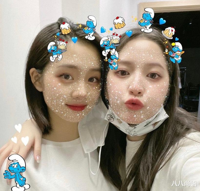 刘德华|黄磊女儿与欧阳娜娜妹妹合影，二人对镜微笑超开心，颜值太养眼