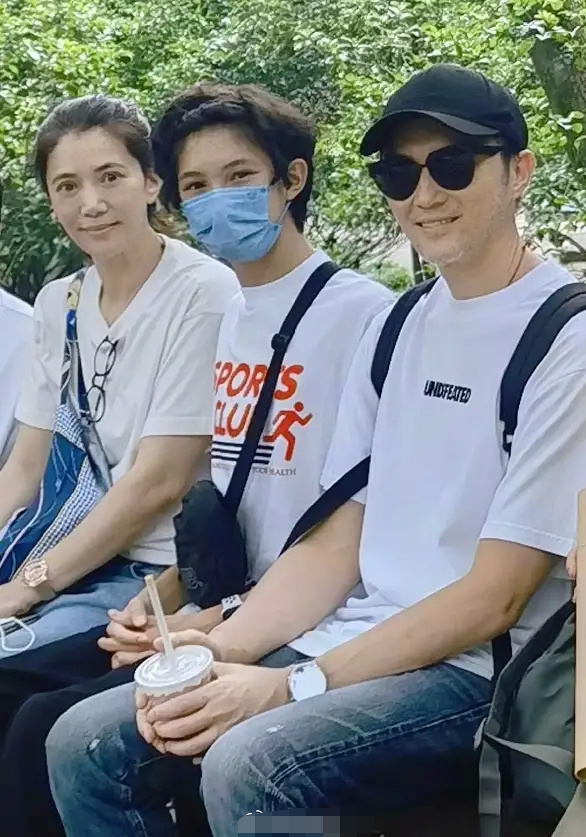 袁咏仪|袁咏仪儿子正脸罕见曝光！长相帅气不输男团偶像，与张智霖很神似