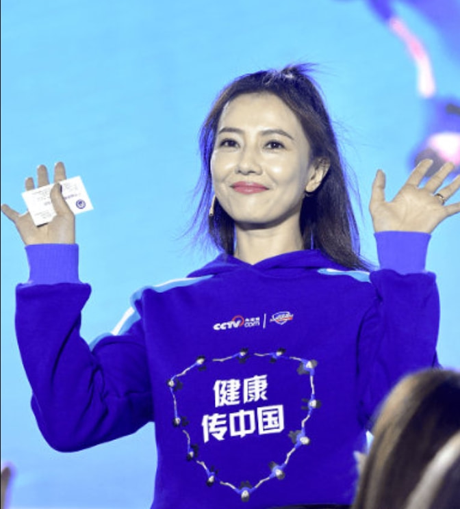 郭德纲|高圆圆与朱广权同框直播，穿白色长裙笑容温婉，五官精致气质优雅