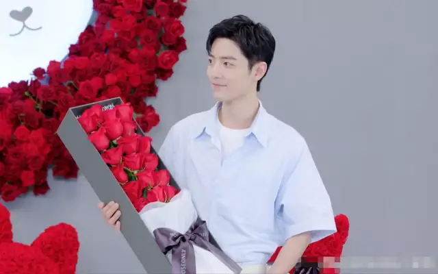 肖战|肖战出席直播活动，造型清爽似少年，秒登海外热搜人气不减