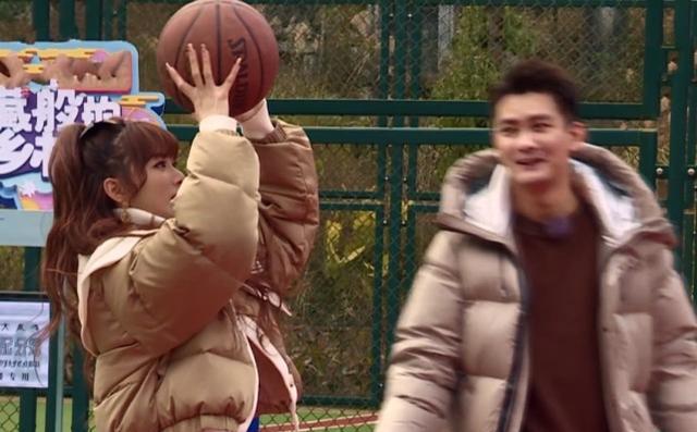 孔雪儿|孔雪儿来生理期，白裤子留下痕迹，熊梓淇的做法比男友都要细心