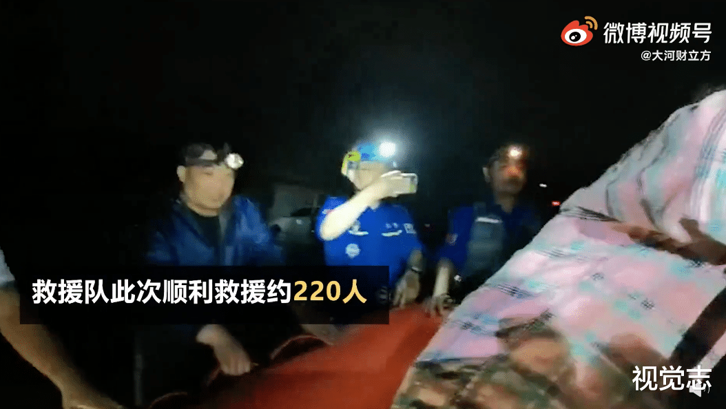 视觉志|被网暴的「蓝天救援队」。