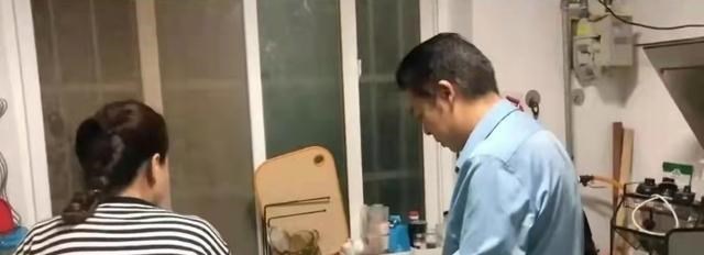 奇奇|姚爸抱着奇奇看恐龙，许敏为这对祖孙撑伞，姚爸头发已花白