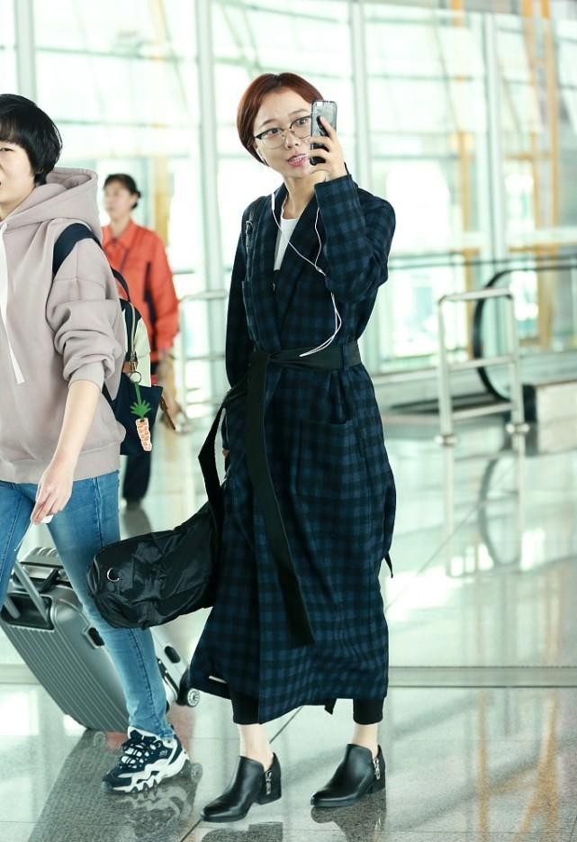 王珞丹|王珞丹私下里好自然，穿格纹大衣素颜出镜，戴个眼镜挺像老师的