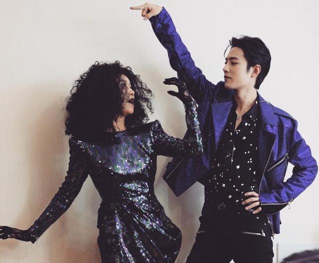 朱立芹说社会 3大帅哥为那英应援,看他粉丝回复的表情包,让人感慨:粉随正主