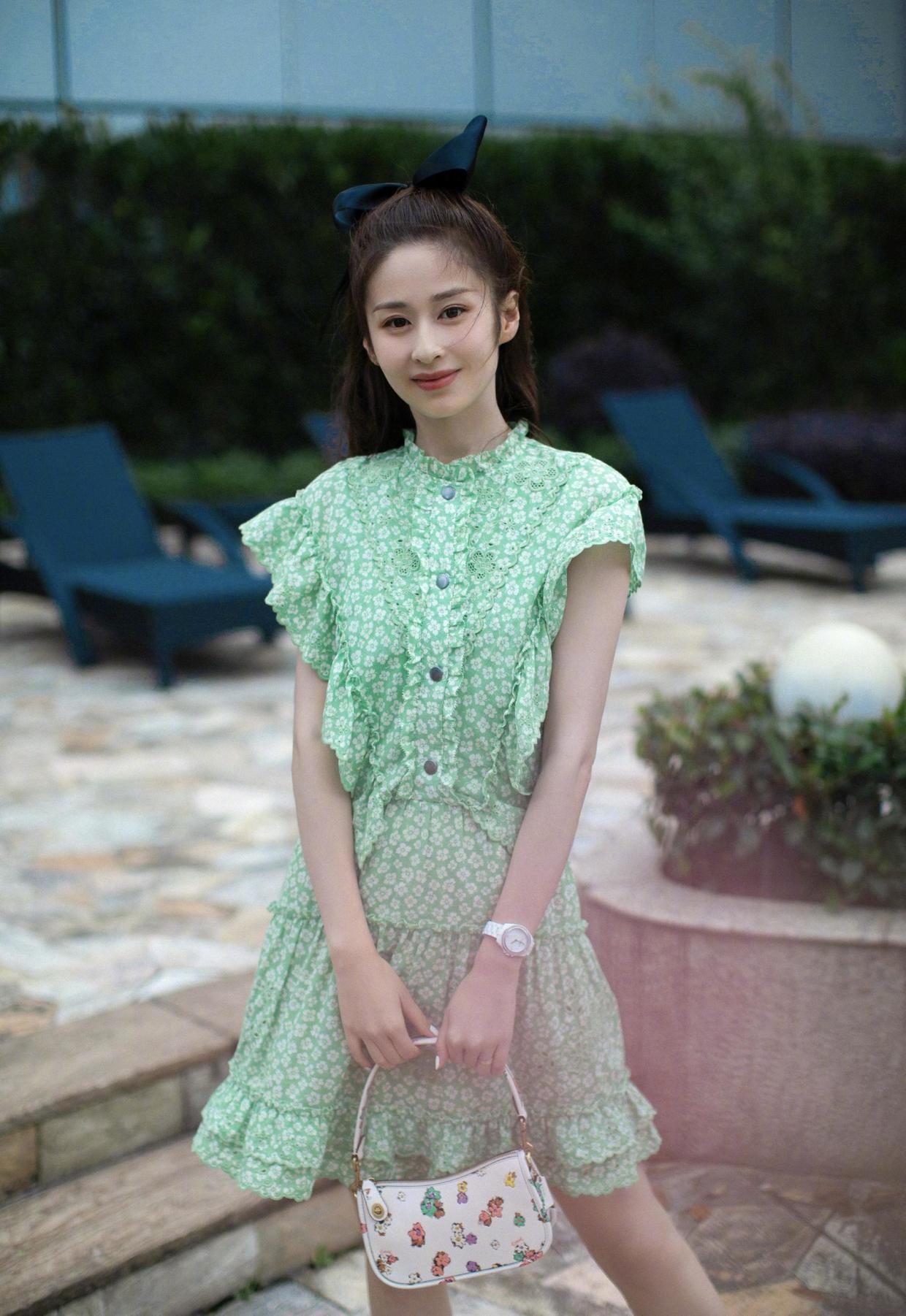 何有强|颖儿终于高调美一回，穿白色吊带礼服华丽高级，气质都升华了