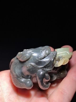 和田玉籽料|清乾隆 和田玉籽料 黑白玉巧作 麒麟送书 摆件 把件 纸镇