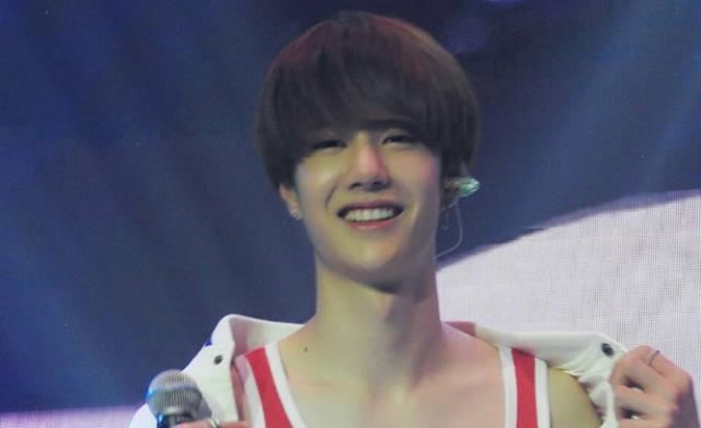 王一博|王一博称未出道时是校草，本以为没撒谎，看到16岁旧照信了你的邪